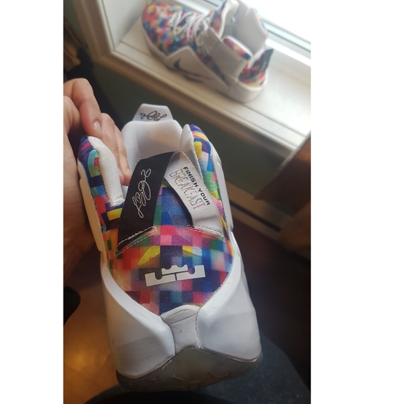 Lebron 12 fruity pebbles ( rare ) - Picture 4 of 5